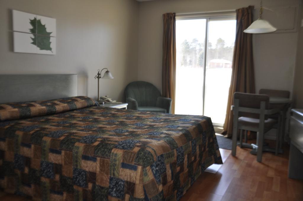 Motel Les Pignons Verts Buckingham Room photo