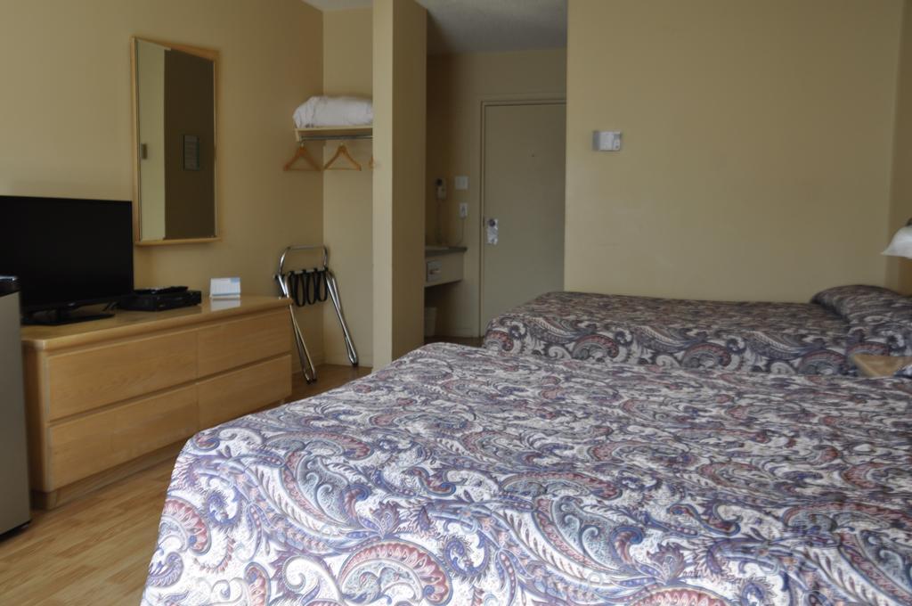 Motel Les Pignons Verts Buckingham Room photo