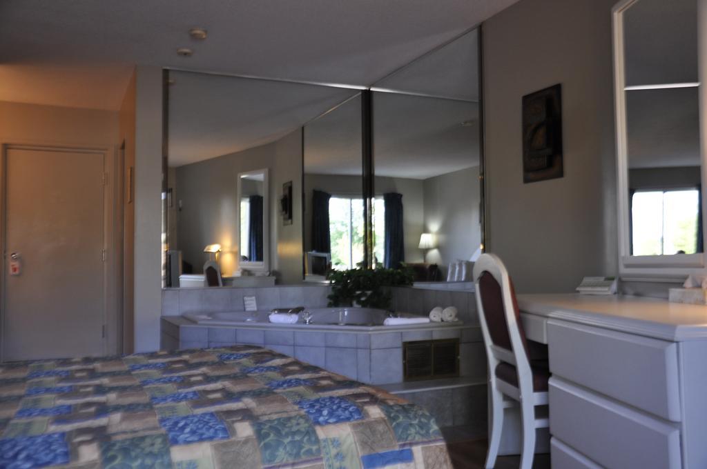 Motel Les Pignons Verts Buckingham Room photo