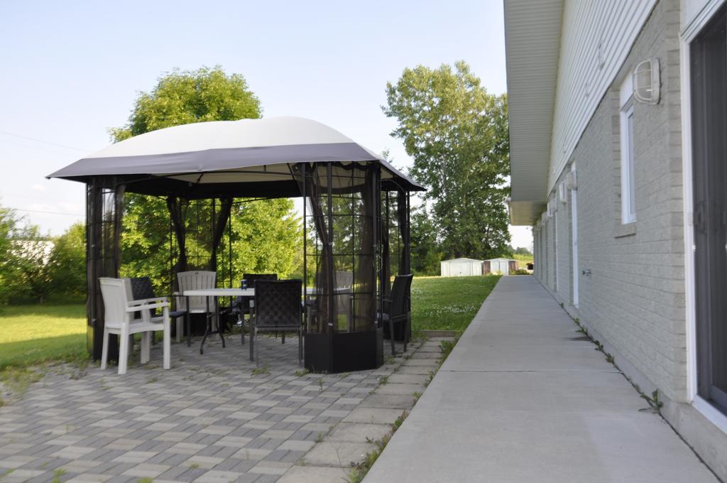 Motel Les Pignons Verts Buckingham Exterior photo
