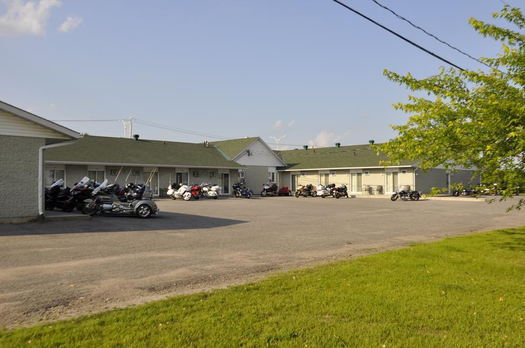 Motel Les Pignons Verts Buckingham Exterior photo