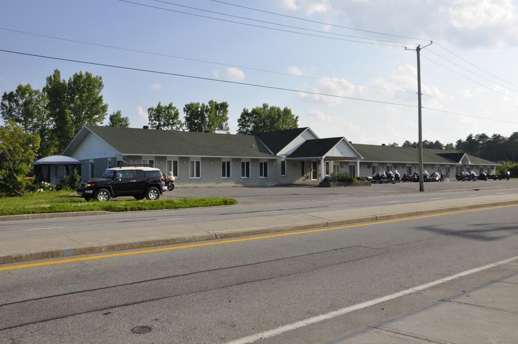 Motel Les Pignons Verts Buckingham Exterior photo